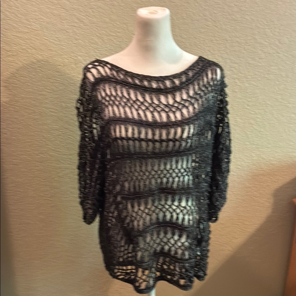 Runway boutique open knit short sleeve top.  EUC